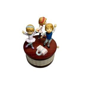 Merton Vtg 1984 “It’s A Small World” children dancing music box. #M-1880
